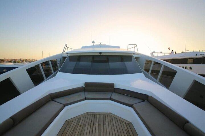 Tour Sail Dubai on the 100 ft Luxury Yacht