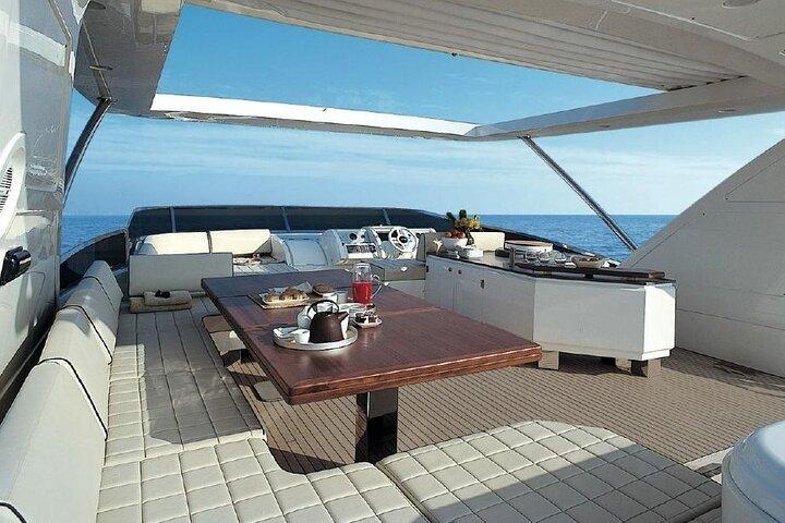 Tour Sail Dubai on the 100 ft Luxury Yacht
