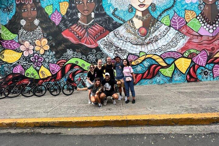 Bike tour in Old City and Cinta costera with local markets