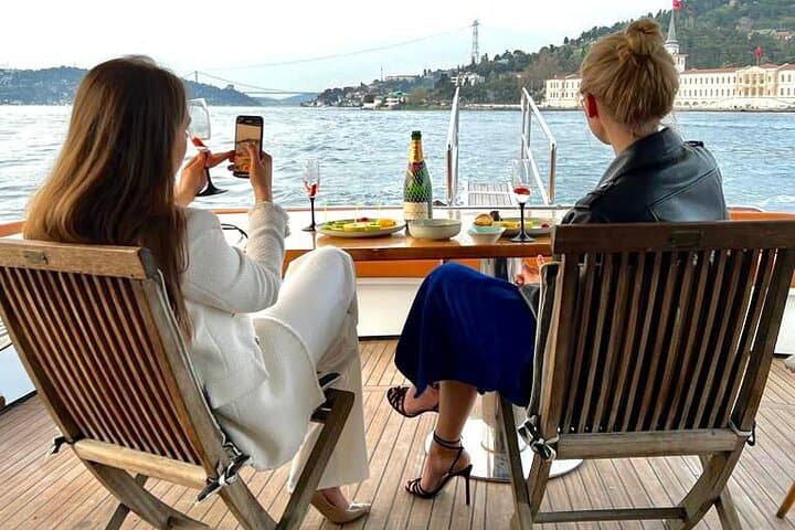Private Luxury Yacht Cruise in Istanbul Bosphorus