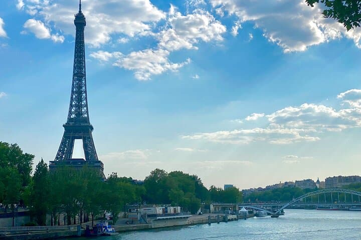 Private Eiffel Guided Tour with Hotel Pick-Up