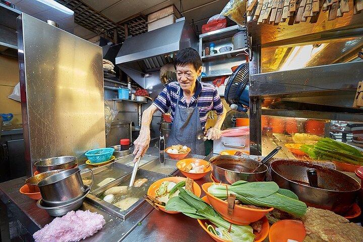 Off the Menu: Singapore Authentic Food Tour with Local Student