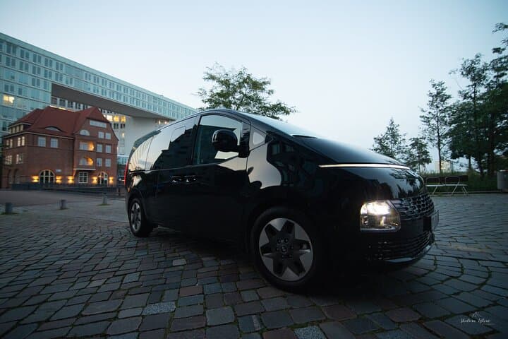 Hamburg for explorers, city tour in a first class van