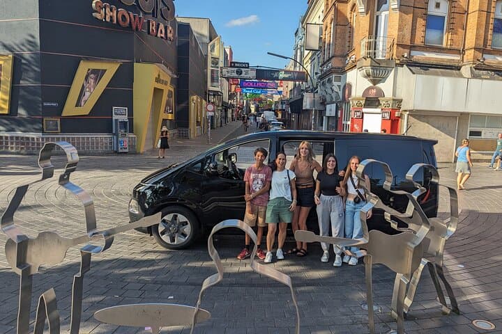Hamburg for explorers, city tour in a first class van