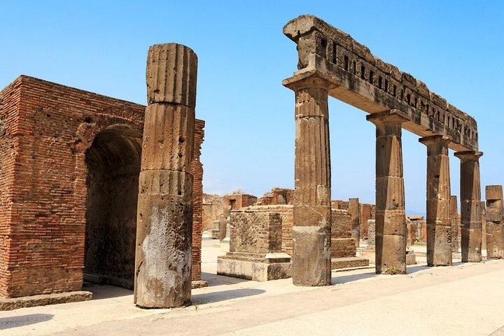 Pompeii, Mount Vesuvius and Vesuvius Cellars Tour from Salerno
