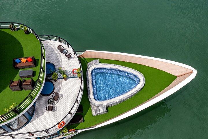 Doris Cruise 5 star cruise 3 days visiting Halong - Lan Ha Bay