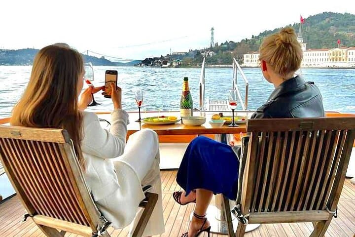 Sunset or Daytime Istanbul Luxury Yacht Cruise with Snacks