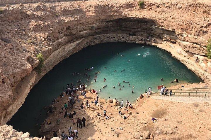 Private Full-Day Wadi Shab and Bimmah Sinkhole Tour