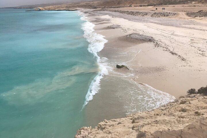 Private Full-Day Wadi Shab and Bimmah Sinkhole Tour