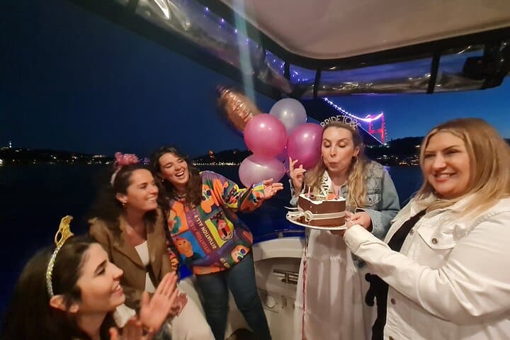 Private Cruise with 17m Yacht in Bosphorus Istanbul