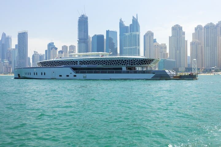 Dubai Mega Yacht Dinner Cruise – Skyline & Entertainment