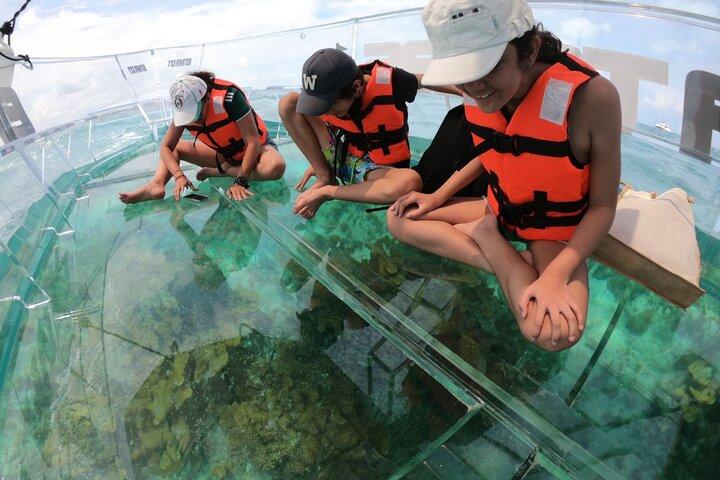 Private tour on transparent boat Cancun Nichupté lagoon