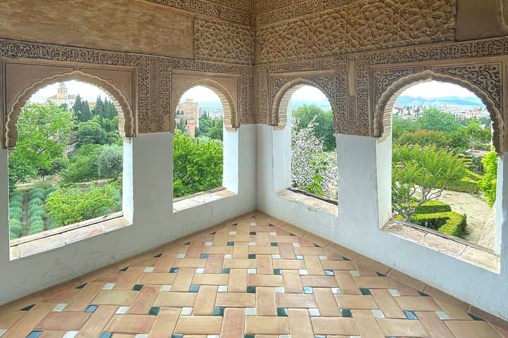Alhambra and Nasrid Palaces Guided Tour with Tickets