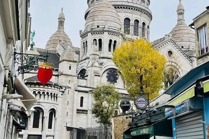 Montmartre guided walking tour with local guide in small group