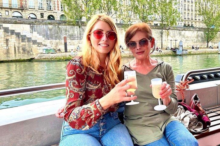 Best of Paris Tour with the Louvre, Eiffel Tower & Notre Dame