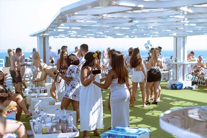 3-Hour Lotus Mega Yacht Dinner Experience in Dubai Marina