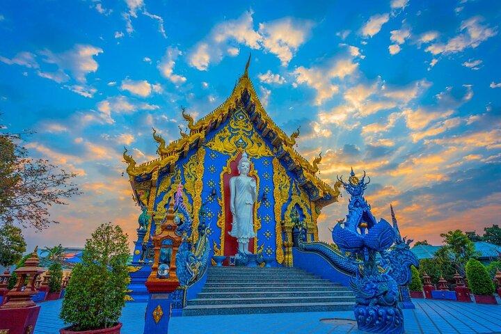 Chiang Rai: White, Blue, Red Temples and Long Neck Village Tour