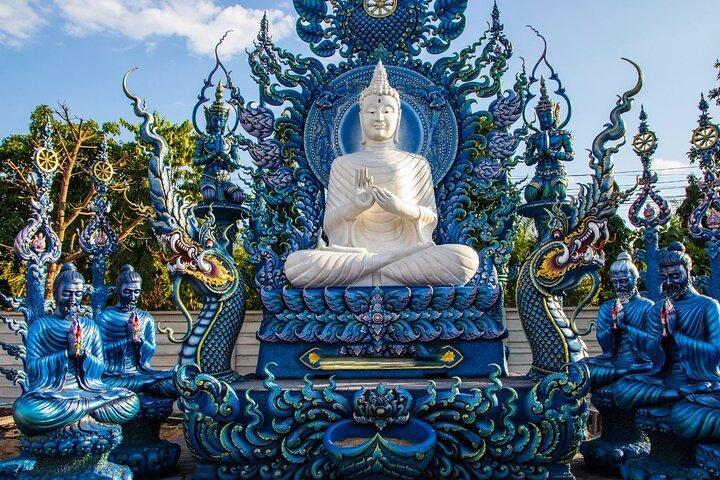 Chiang Rai: White, Blue, Red Temples and Long Neck Village Tour