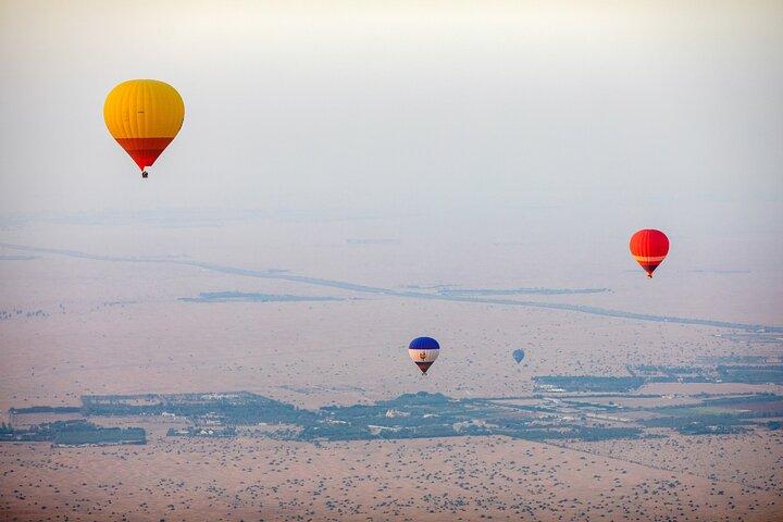 Deluxe balloon ride in Dubai with breakfast & falcon show