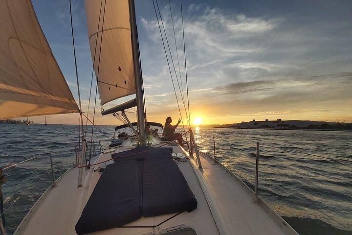 Golden Hour Boat Tour - Sailing by the Monuments with Wine