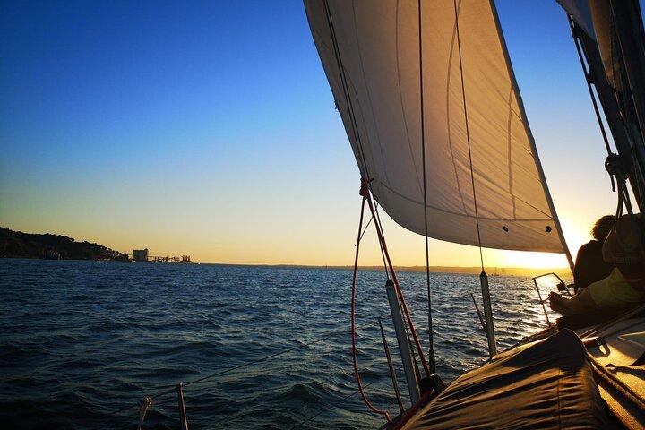 Golden Hour Boat Tour - Sailing by the Monuments with Wine