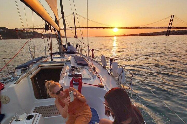 Golden Hour Boat Tour - Sailing by the Monuments with Wine