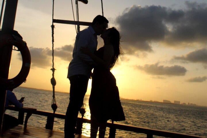 Romantic Dinner Touring the Nichupté Lagoon in Galeón
