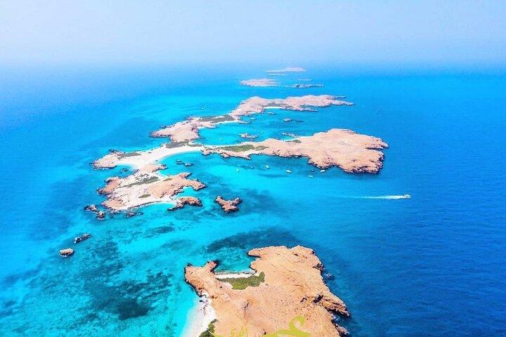 Muscat: Daymaniyat island Natural Reserve and Dolphin Watching