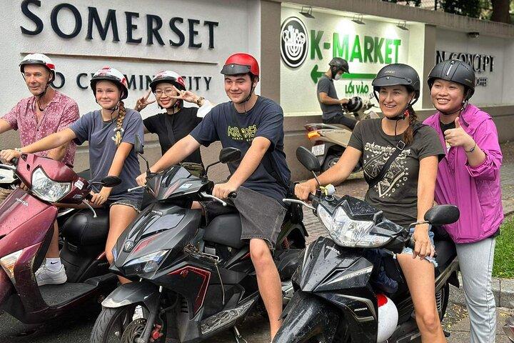 Ho Chi Minh City: Street Food & Sightseeing Tour with Local Guide