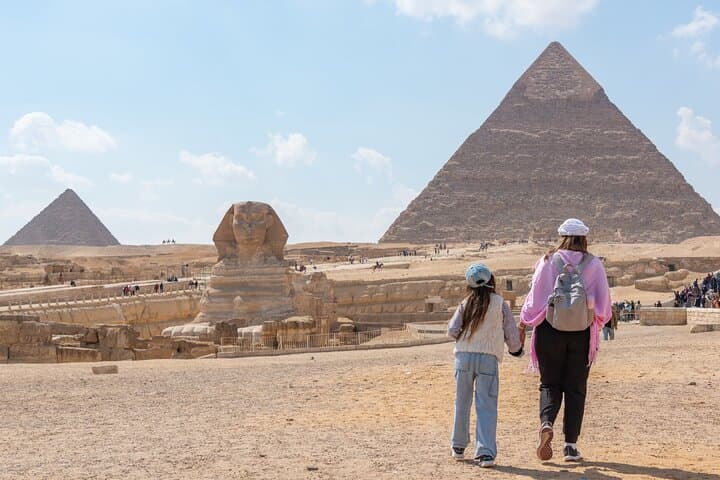 Cairo Pyramids, Sphinx, Museum & Bazaar Tour with Female Guide