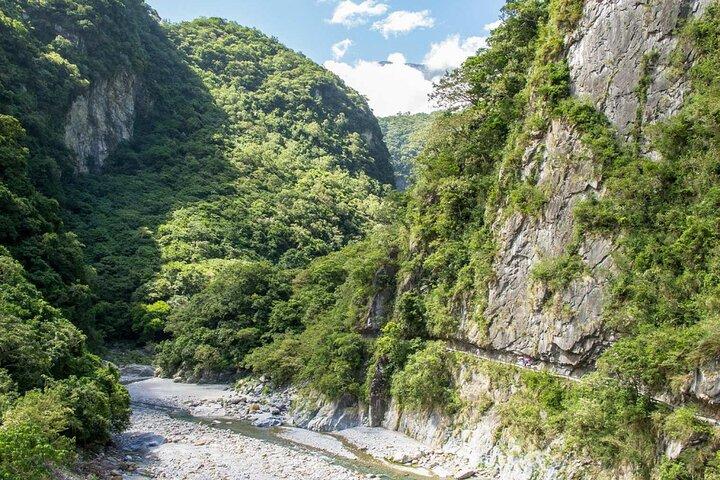Taroko, Qingshui Cliffs: Liyu Lake & Hualien Sugar Factory Tour