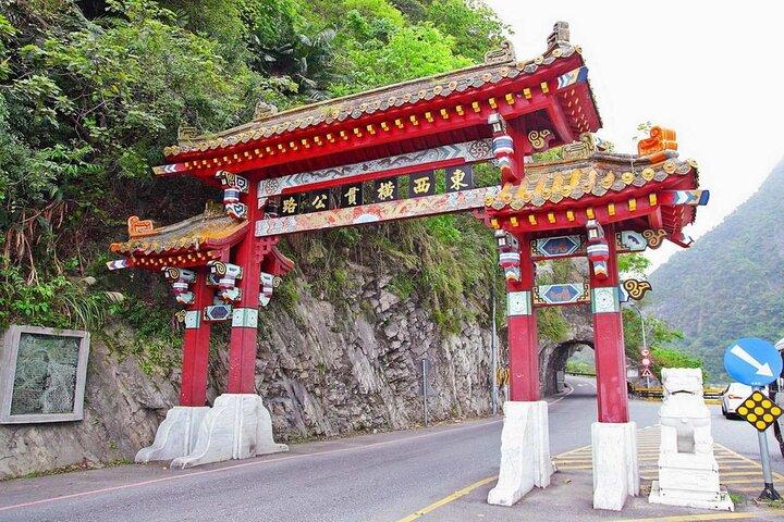 Taroko, Qingshui Cliffs: Liyu Lake & Hualien Sugar Factory Tour