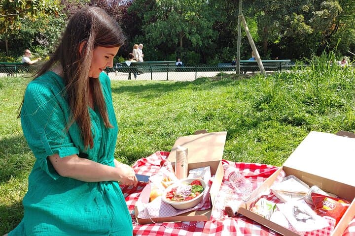 Exclusive Gourmet Picnic Experience at the Eiffel Tower
