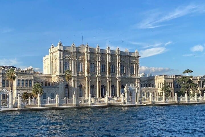 Istanbul Experience: Dolmabahçe Palace Tour and Yacht Cruise
