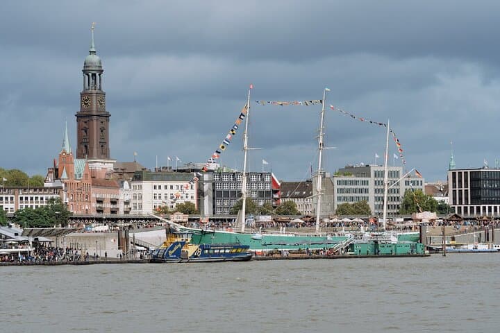One hour long harbor tour in Hamburg