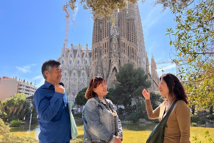 Guided Tour of Sagrada Familia and Park Güell