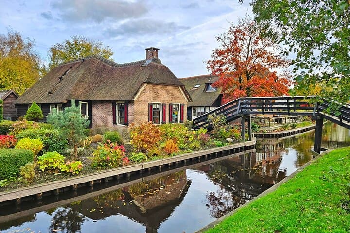 Small Group Giethoorn & Zaanse Schans w/ Pickup & Small Boat