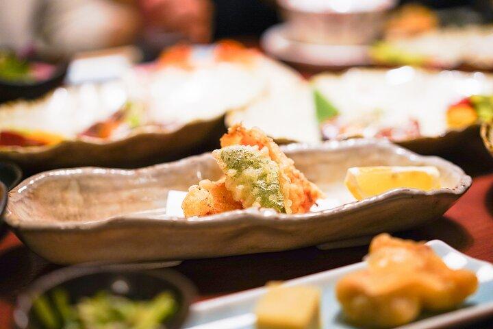 Kyoto Premium Night Foodie Tour in Gion(9+dishes + Sake tastings)