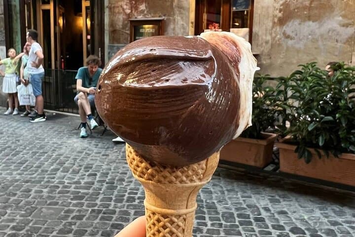 3-Hour Private Walking Art and Street Food Tour in Rome