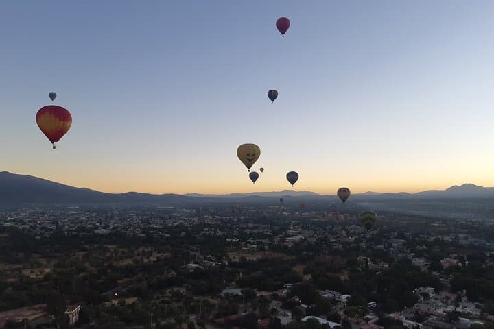 Flight in Globe, visit archaeological area, breakfast and transport