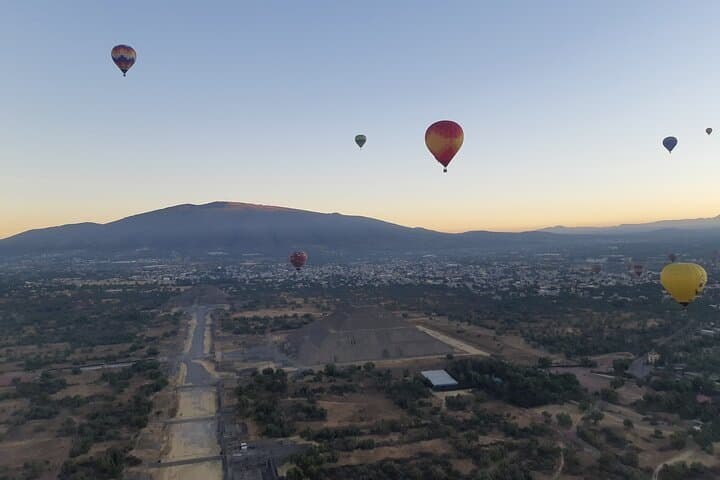 Flight in Globe, visit archaeological area, breakfast and transport
