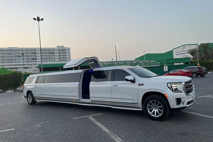 Dubai: Private Limousine ride with driver for City Tours n Events