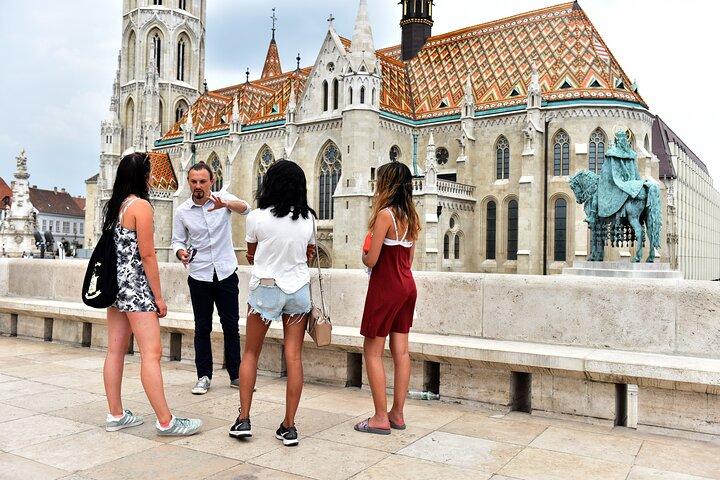 Buda Castle Walking Tour with Matthias church entry, Cake&Coffee