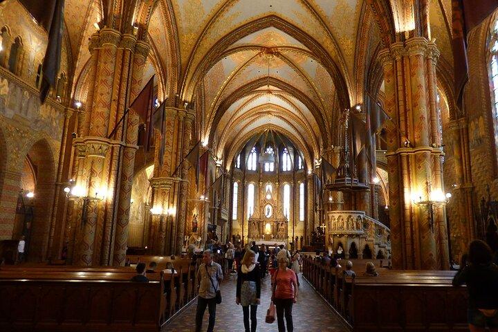 Buda Castle Walking Tour with Matthias church entry, Cake&Coffee