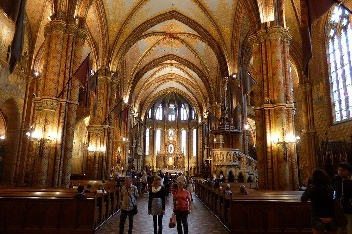 Private Buda Castle Walking Tour with Cake and Matthias Church