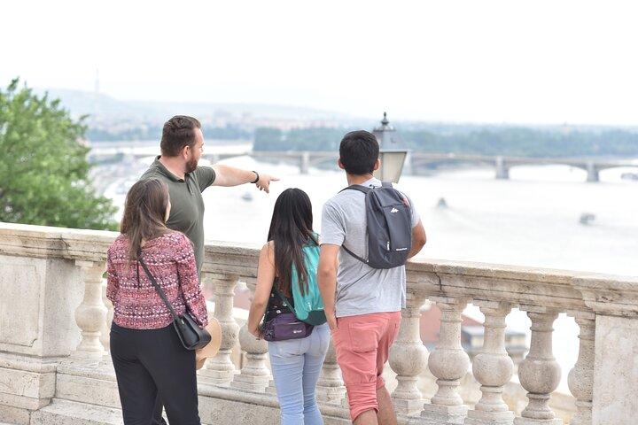 Private Buda Castle Walking Tour with Cake and Matthias Church
