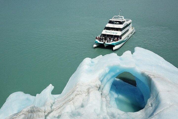Glaciares Gourmet Premium Lounge boat Tour + El Calafate pick up