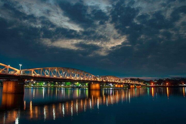 Hue Night Walking And Street Food Tour