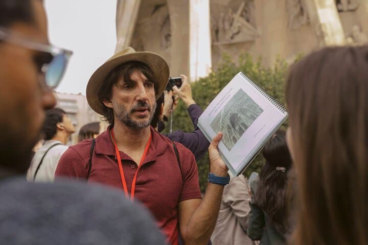 Barcelona: Sagrada Familia Semi-Private Guided Tour