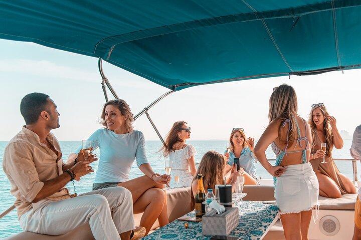 Private yacht Tour Dubai - Festive Cruise upto 28 people